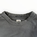 Détail du col rond et étiquette Metropolis Series sur un sweat-shirt gris anthracite Secondstore C.P. Company