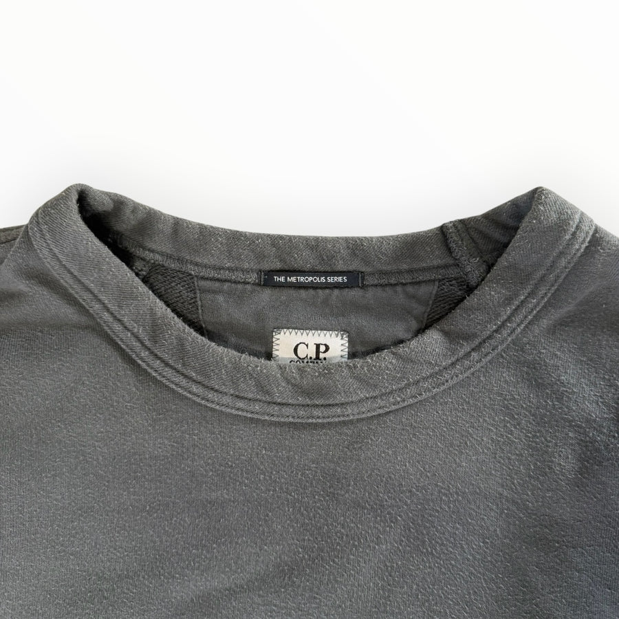 Détail du col rond et étiquette Metropolis Series sur un sweat-shirt gris anthracite Secondstore C.P. Company