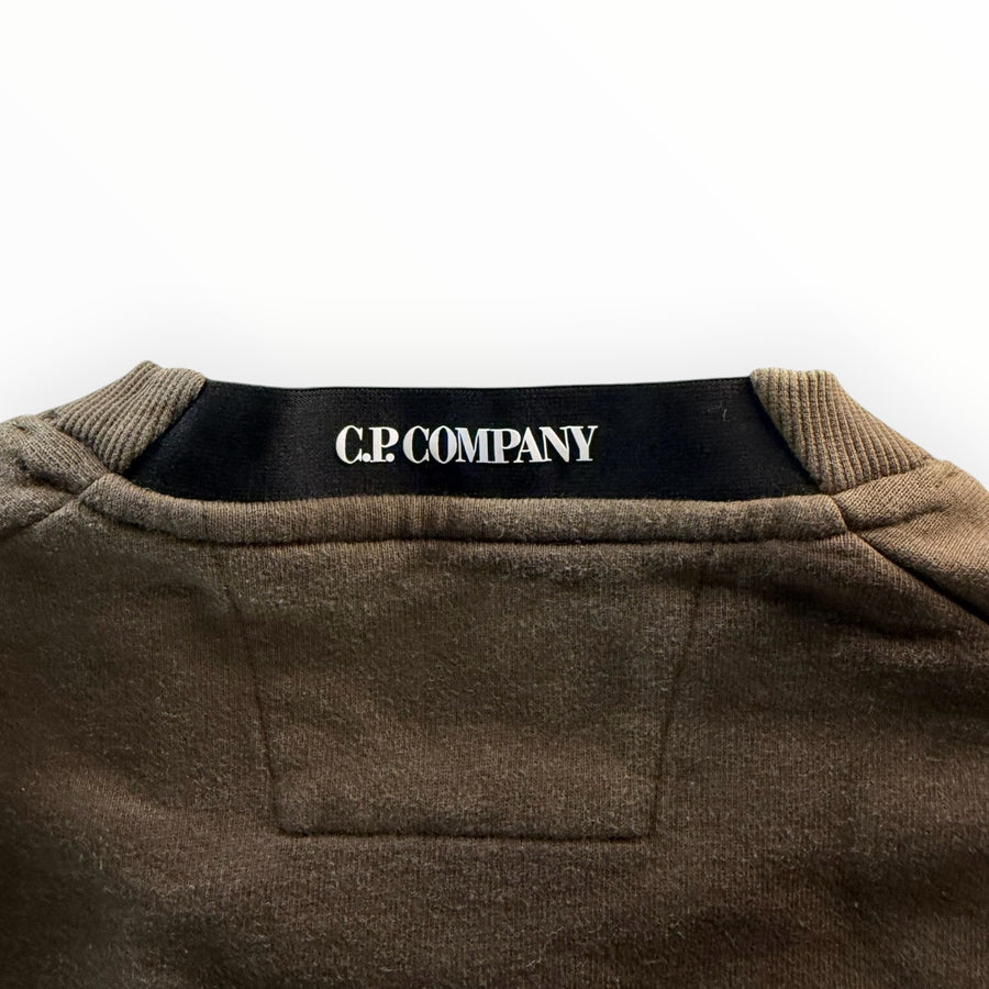 Détail du col rond Secondstore C.P. COMPANY en coton kaki avec étiquette de marque noire contrastante