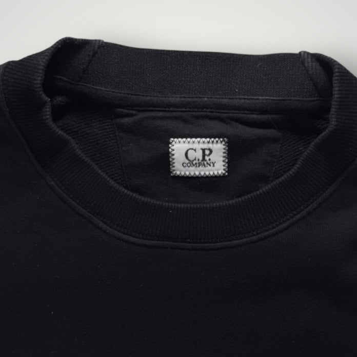 Sweat-shirt noir à col rond Secondstore C.P. COMPANY en coton avec étiquette de marque visible au niveau du col