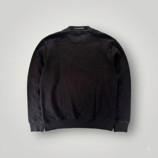 Vue arrière du sweat-shirt noir Secondstore C.P. Company en coton avec logo subtil au col et finitions côtelées