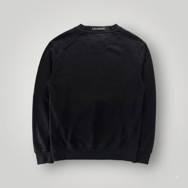 Vue arrière du sweat-shirt noir en coton Secondstore C.P. COMPANY avec logo discret au niveau du col rond