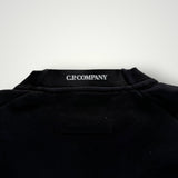 Détail du col rond noir d'un sweat-shirt Secondstore C.P. Company avec logo imprimé sur la nuque