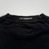 Détail du col rond noir d'un sweat-shirt Secondstore C.P. Company avec logo brodé à l'arrière