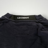 Gros plan sur le col rond noir en coton du sweat-shirt Secondstore C.P. COMPANY avec étiquette de marque visible