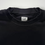 Gros plan sur le col rond noir en coton du sweat-shirt Secondstore C.P. Company avec étiquette de marque visible