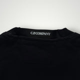 Détail du col rond noir en coton avec logo Secondstore C.P. COMPANY imprimé à l'intérieur