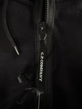 Détail de la fermeture éclair noire avec tirette logotée sur un sweat-shirt Secondstore C.P. Company en coton