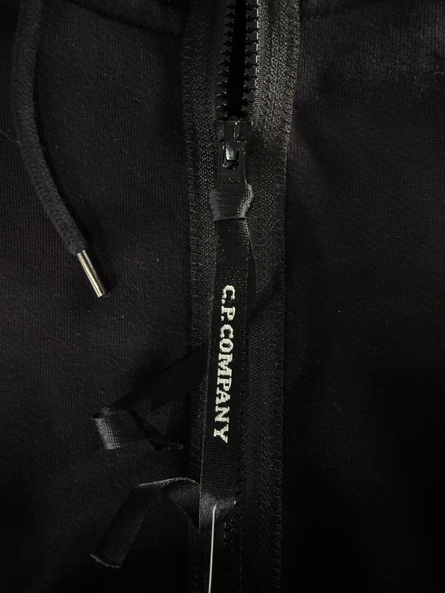 Détail de la fermeture éclair noire avec tirette logotée sur un sweat-shirt Secondstore C.P. Company en coton