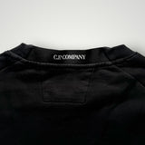 Détail du col rond noir d'un sweat-shirt Secondstore C.P. COMPANY avec logo imprimé à la nuque