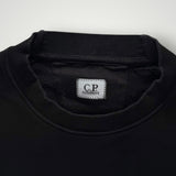 Gros plan sur le col rond noir en coton du sweat-shirt Secondstore C.P. Company avec étiquette de marque cousue