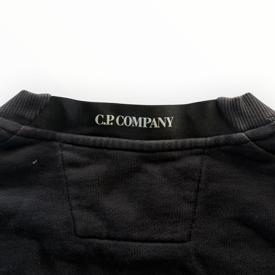 Détail du col rond noir en coton avec logo Secondstore C.P. Company imprimé sur la bande intérieure