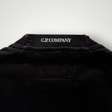 Détail du col noir d'un sweat-shirt Secondstore C.P. Company avec logo imprimé sur la nuque