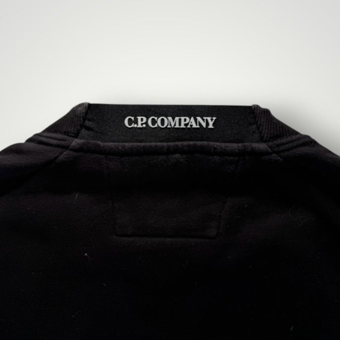 Détail du col noir d'un sweat-shirt Secondstore C.P. Company avec logo imprimé sur la nuque