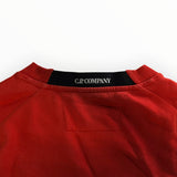 Gros plan sur le col rond rouge en coton du sweat-shirt Secondstore C.P. Company avec logo imprimé sur bande noire