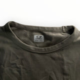 Gros plan sur le col rond et l'étiquette intérieure du sweat-shirt taupe en coton de la marque Secondstore C.P. Company