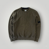 Sweat-shirt Secondstore C.P. Company vert olive en coton avec col rond et lentille iconique sur la manche gauche