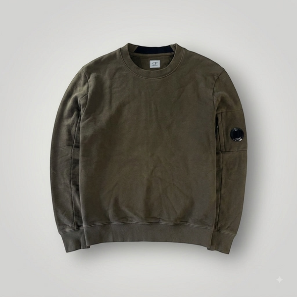 Sweat-shirt Secondstore C.P. Company vert olive en coton avec col rond et lentille iconique sur la manche gauche