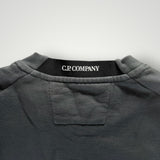 Gros plan sur le col rond gris en coton d'un sweat-shirt Secondstore C.P. COMPANY avec étiquette de marque visible