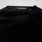 Détail du col rond noir Secondstore C.P. COMPANY avec logo imprimé à la nuque sur un sweat-shirt en coton premium