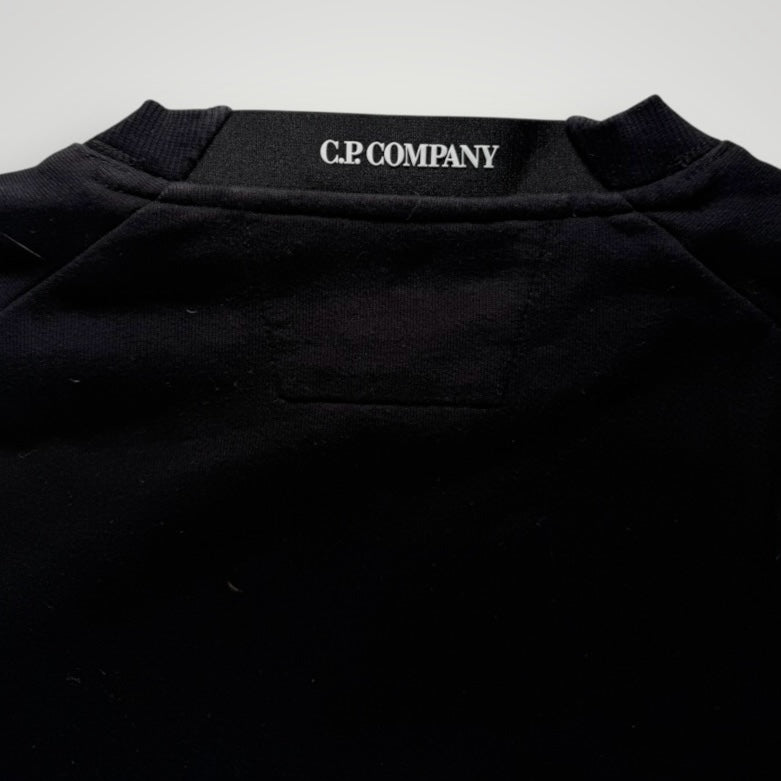 Détail du col rond noir Secondstore C.P. COMPANY avec logo imprimé à la nuque sur un sweat-shirt en coton premium