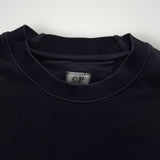 Gros plan sur le col rond côtelé du sweatshirt noir en coton Secondstore C.P. Company avec étiquette intérieure