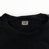 Gros plan sur le col rond noir d'un sweat-shirt Secondstore C.P. Company avec étiquette de marque cousue