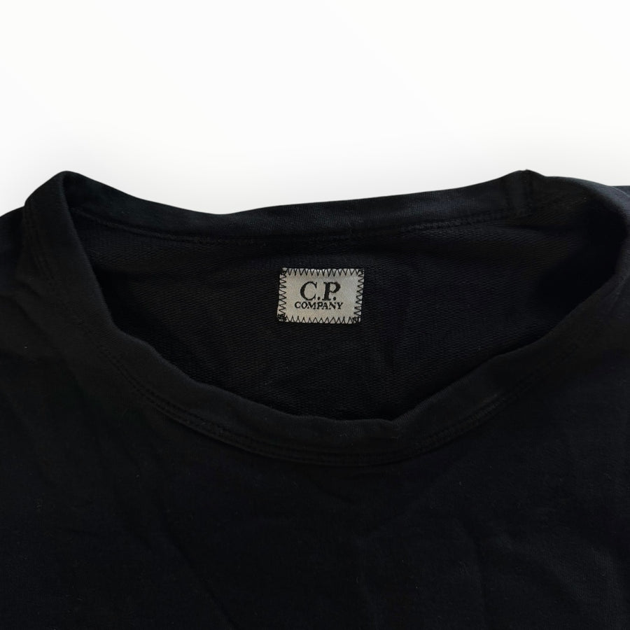 Gros plan sur le col rond noir d'un sweat-shirt Secondstore C.P. Company avec étiquette de marque cousue