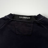 Détail du col rond noir d'un sweatshirt Secondstore C.P. Company avec logo brodé à l'intérieur