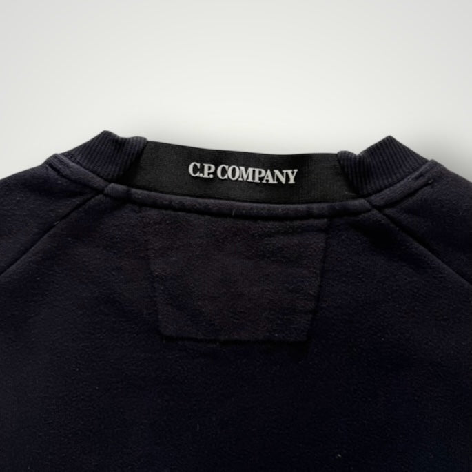 Détail du col rond noir d'un sweatshirt Secondstore C.P. Company avec logo brodé à l'intérieur