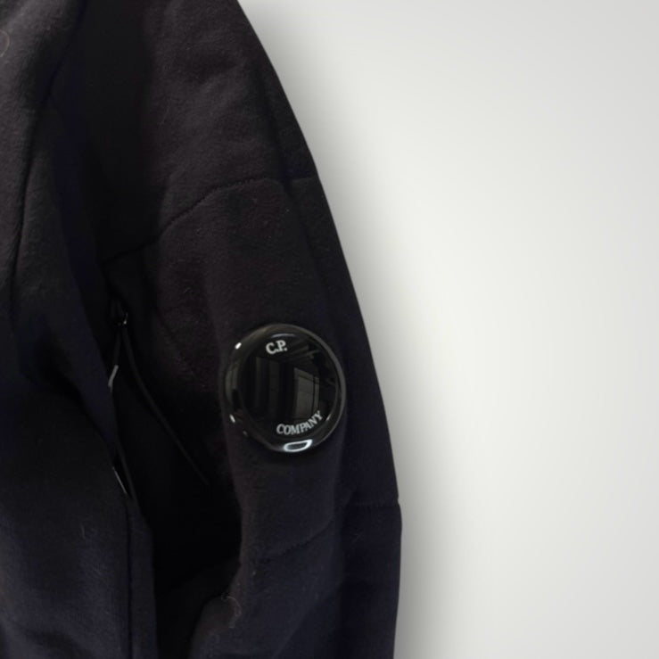 Détail de la manche noire en coton du sweat-shirt Secondstore C.P. COMPANY avec sa lentille emblématique zippée