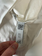 Étiquette intérieure avec QR code et logo C.P. Company sur un t-shirt en coton beige de Secondstore