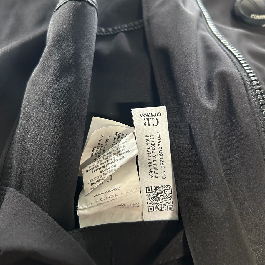 Étiquette d'authenticité avec code QR à l'intérieur d'une veste noire Secondstore C.P. Company Shell-R