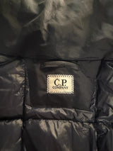 Etiquette de marque C.P. Company cousue sur une doublure matelassée noire d'une veste technique Secondstore