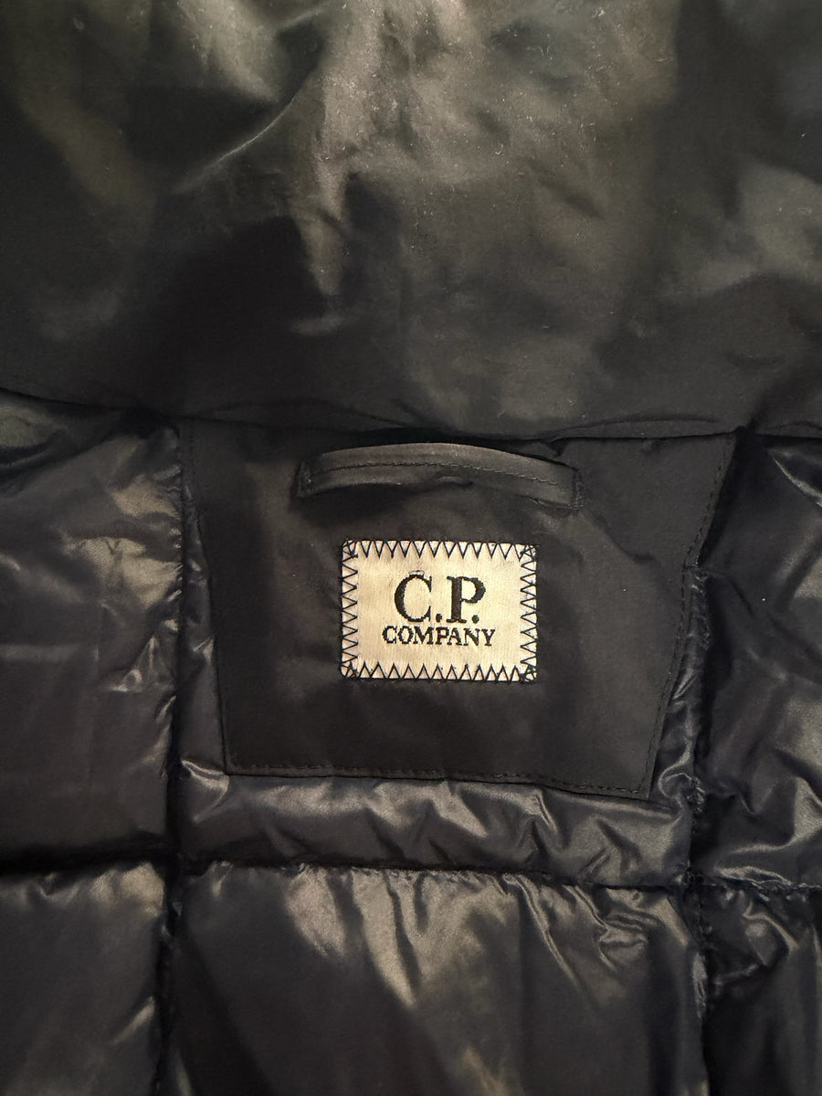 Etiquette de marque C.P. Company cousue sur une doublure matelassée noire d'une veste technique Secondstore