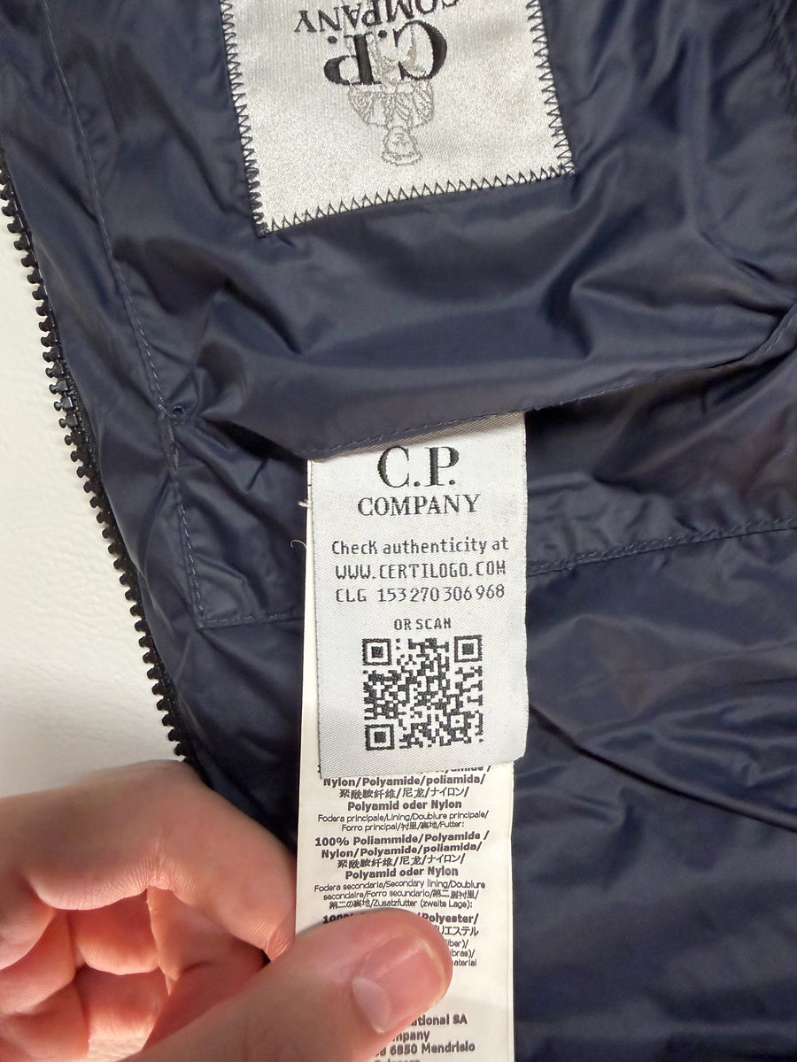 Étiquette d'authenticité intérieure avec code QR sur une veste Secondstore C.P. Company en nylon bleu marine