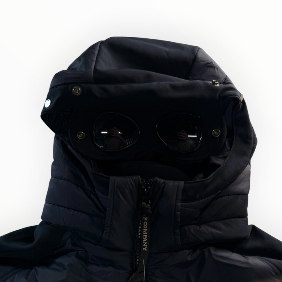 Veste noire Secondstore C.P. Company avec capuche iconique et lunettes intégrées, design hybride technique.