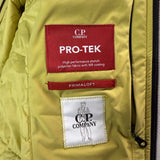Étiquettes intérieures Secondstore sur veste jaune C.P. Company avec détails Pro-Tek et isolation PrimaLoft