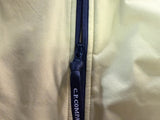 Gros plan sur la fermeture éclair bleu marine avec logo Secondstore C.P. Company sur une veste technique jaune
