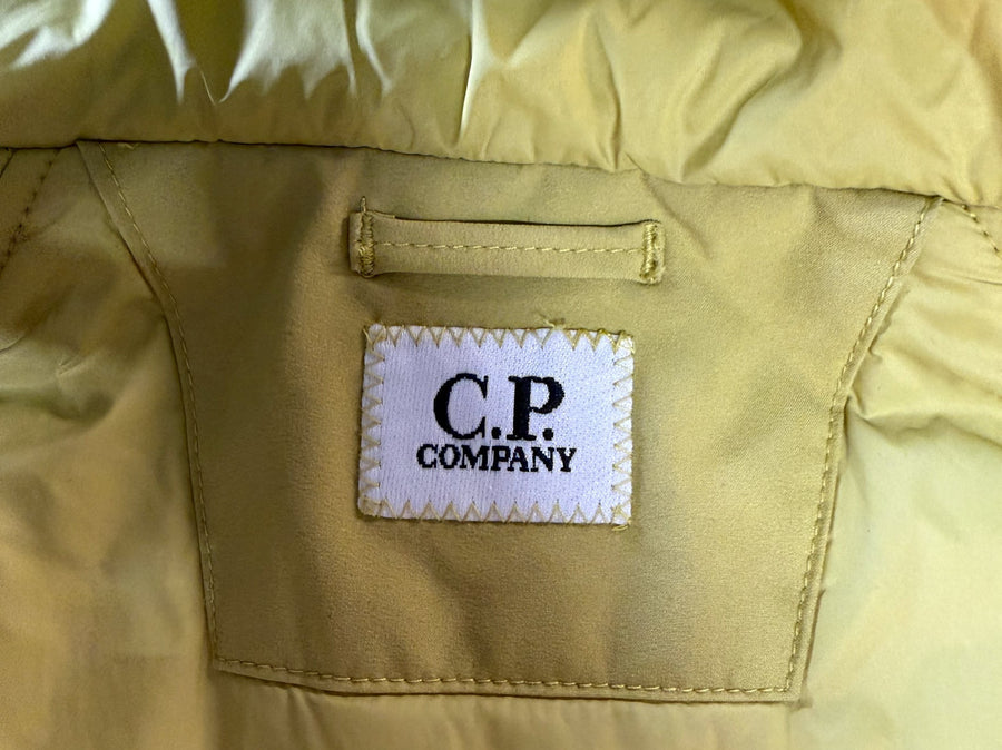 Étiquette intérieure de marque C.P. Company sur une veste technique jaune Secondstore en tissu Pro-Tek