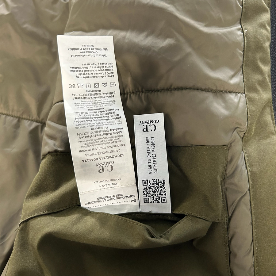 Étiquette intérieure et QR code d'authenticité d'une veste kaki Secondstore C.P. Company en polyester