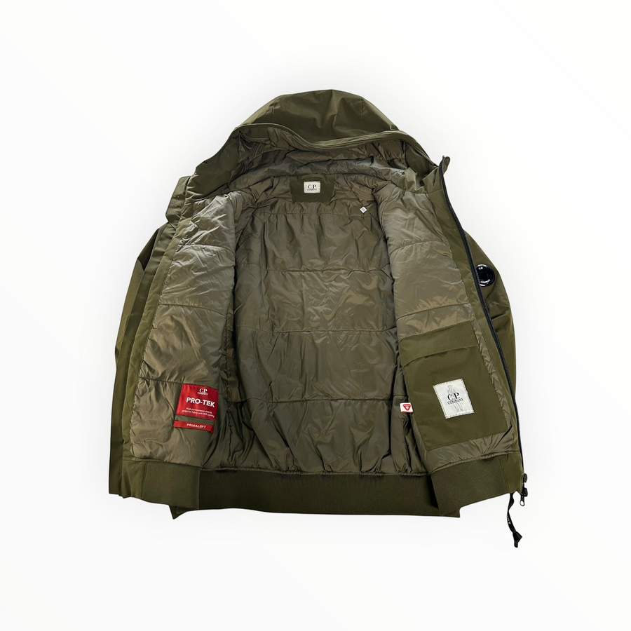 Veste kaki Secondstore C.P. Company en tissu Pro-Tek avec rembourrage PrimaLoft, capuche et détails techniques.