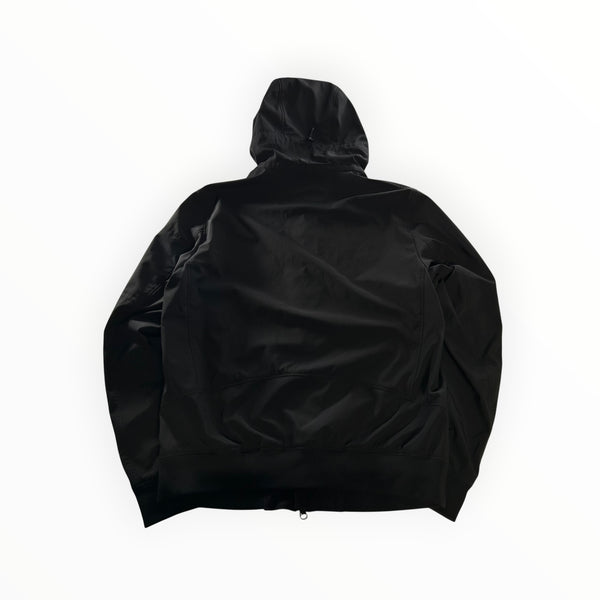 Vue arrière de la veste noire à capuche Secondstore C.P. Company Shell-R en nylon recyclé avec ourlet côtelé.