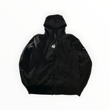 Veste à capuche noire Secondstore C.P. Company Shell-R en nylon recyclé avec lentille emblématique sur la manche.
