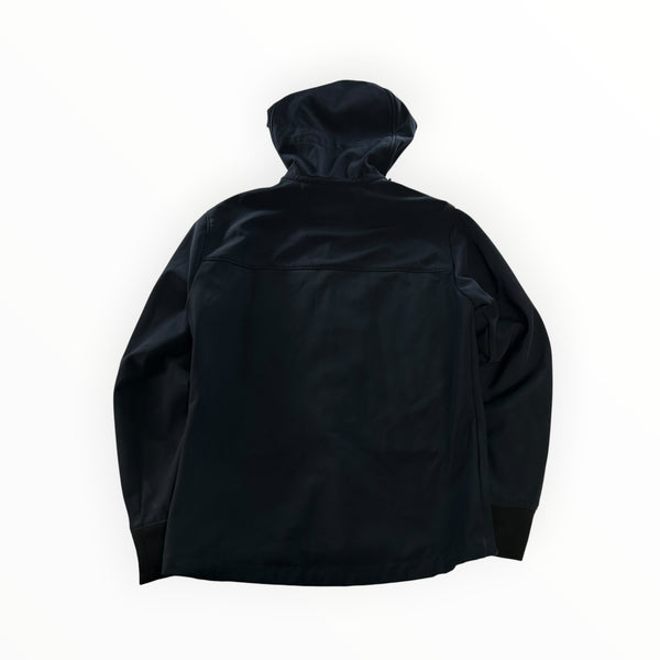 Veste noire Secondstore C.P. Company en soft shell avec capuche et poignets côtelés vue de dos