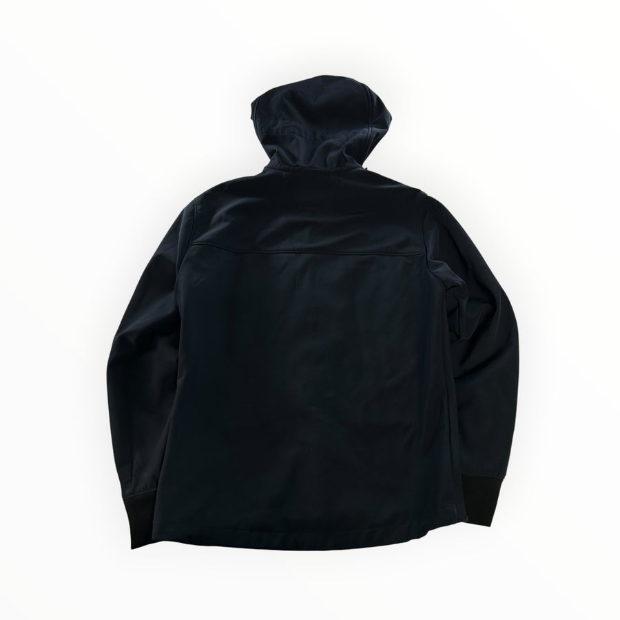 Veste noire Secondstore C.P. Company en soft shell avec capuche et poignets côtelés vue de dos