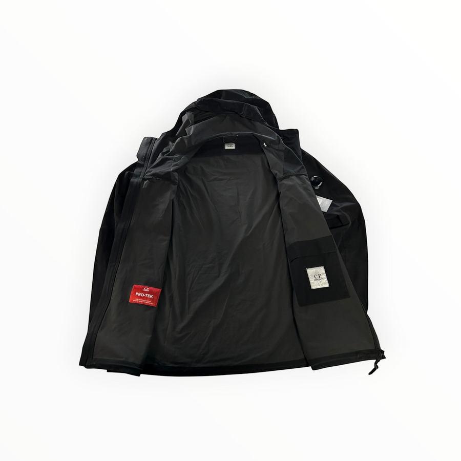 Veste zippée noire Secondstore C.P. Company Pro-Tek avec capuche, doublure technique et logo emblématique sur la manche