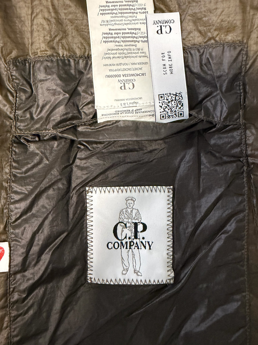 Étiquette intérieure et logo Secondstore C.P. Company sur une veste technique en nylon vert olive