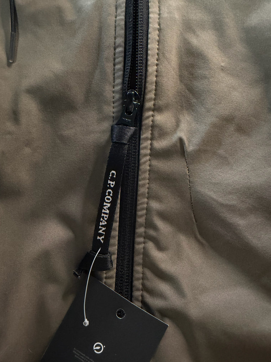 Gros plan sur la fermeture éclair noire d'une veste technique Secondstore C.P. Company en tissu Pro-Tek kaki