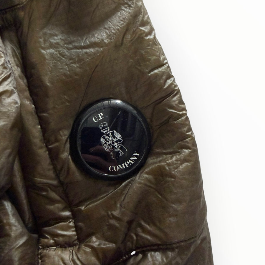 Détail du logo emblématique Secondstore C.P. Company sur une veste technique en ripstop vert olive